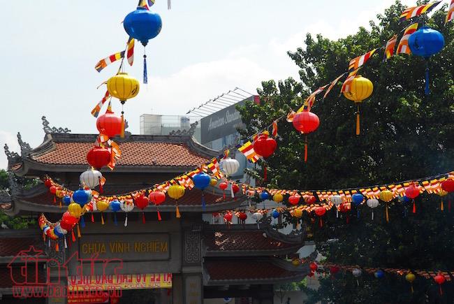 Người dân đổ về các chùa nguyện cầu mùa Vu lan báo hiếu ảnh 3